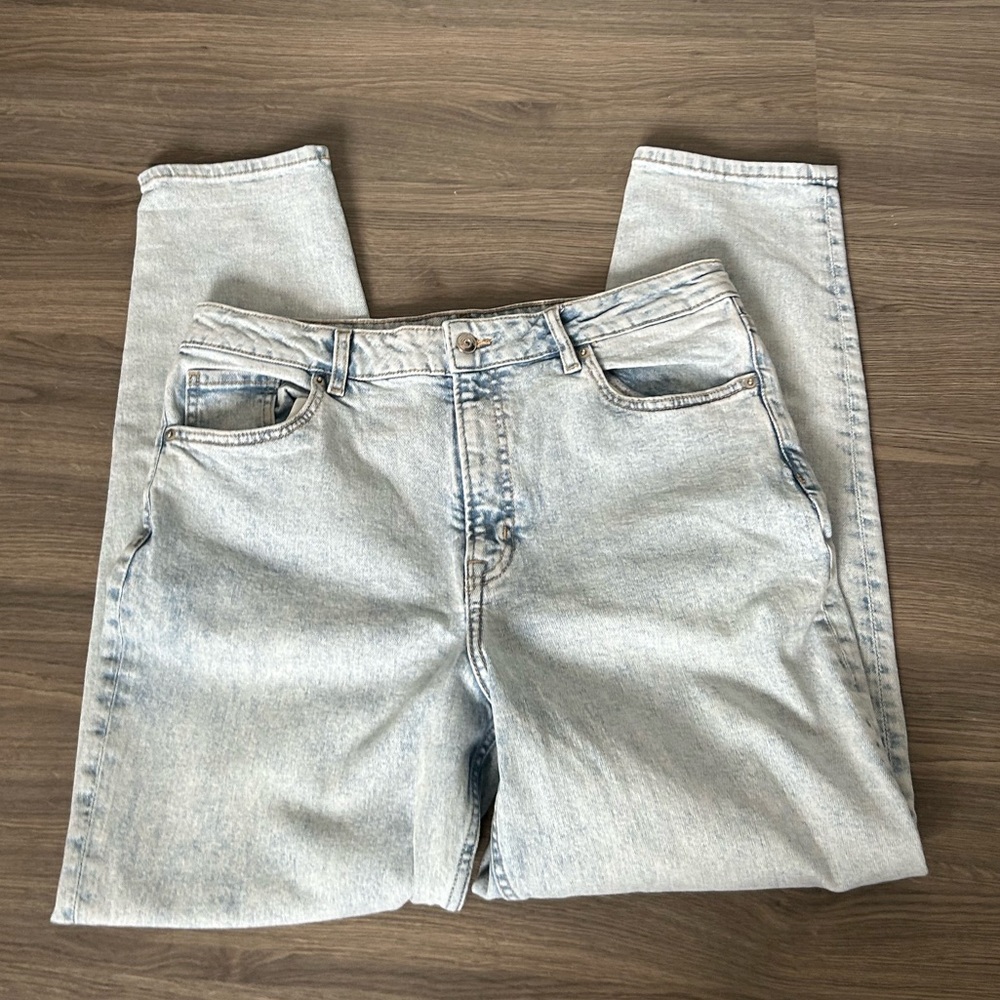 H&M Divided Light Wash Blue Mom Jeans Slim Fit Loose Jeans